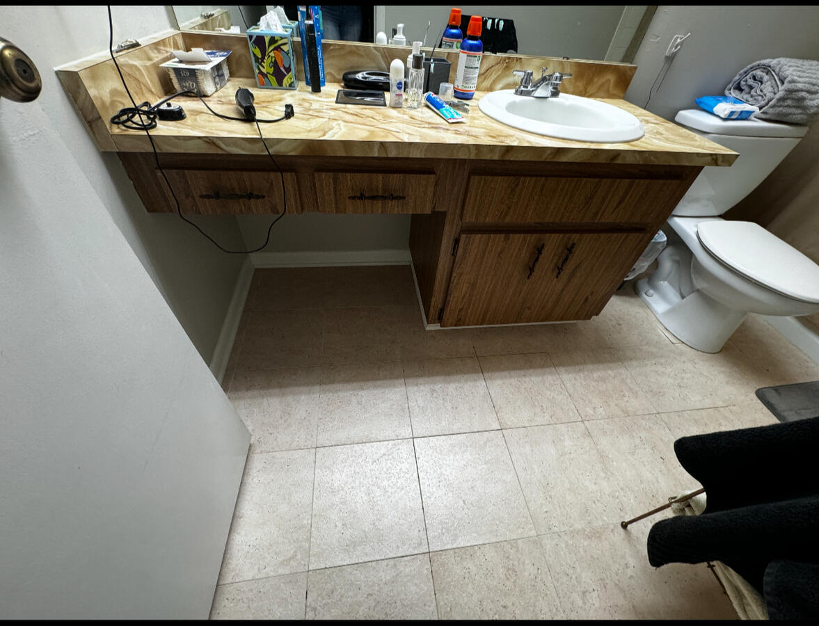 Dated oak cabinetry &amp; plain tile